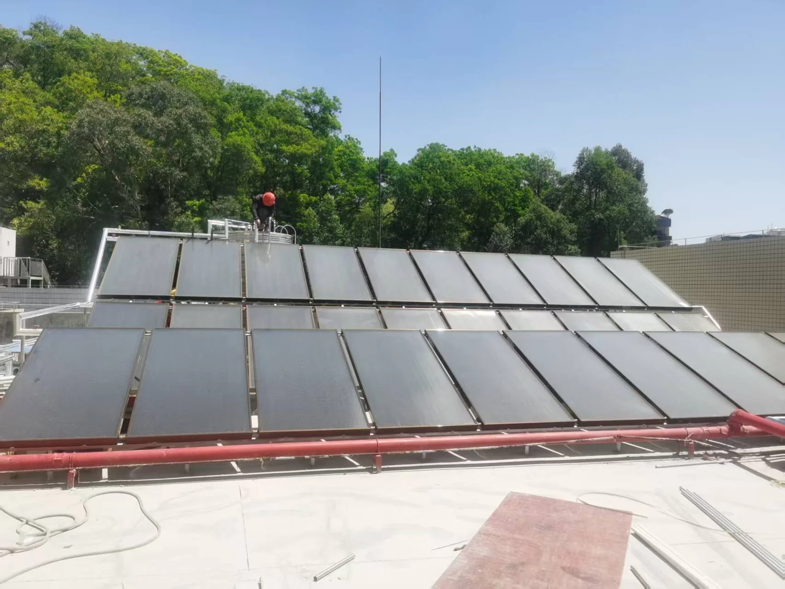 广州市社会福利院儿童楼太阳能集热系统施工现场