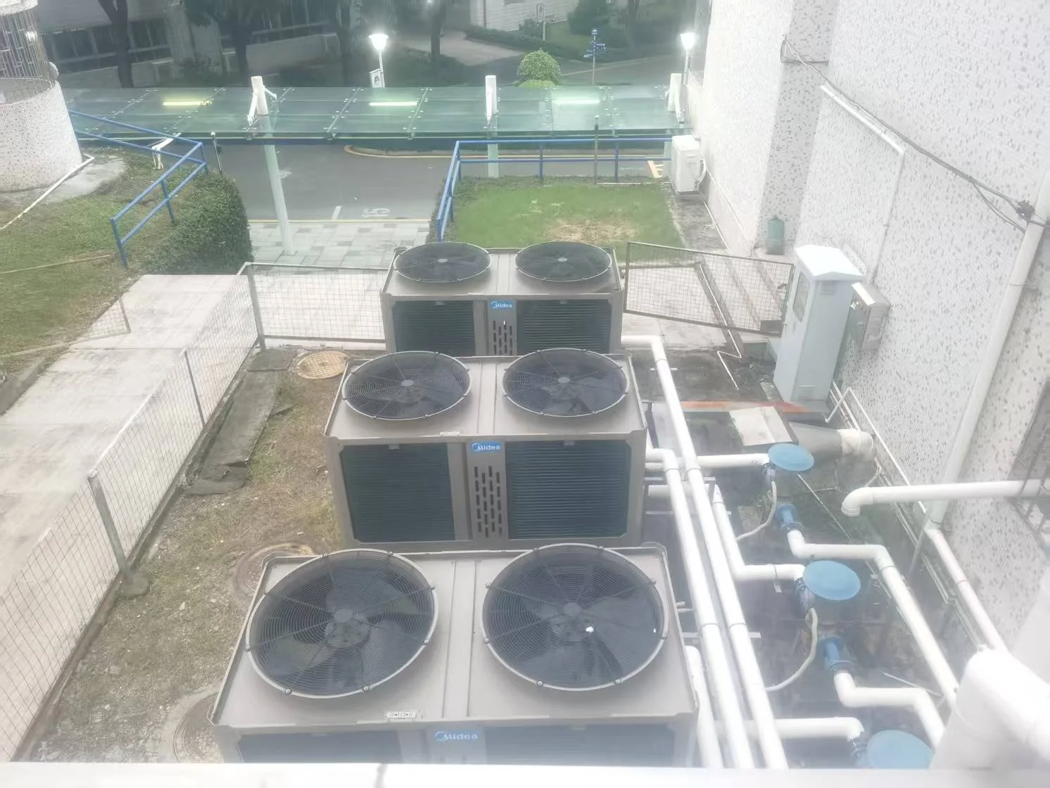 深圳实验学校高中部空气能热泵机组与管路
