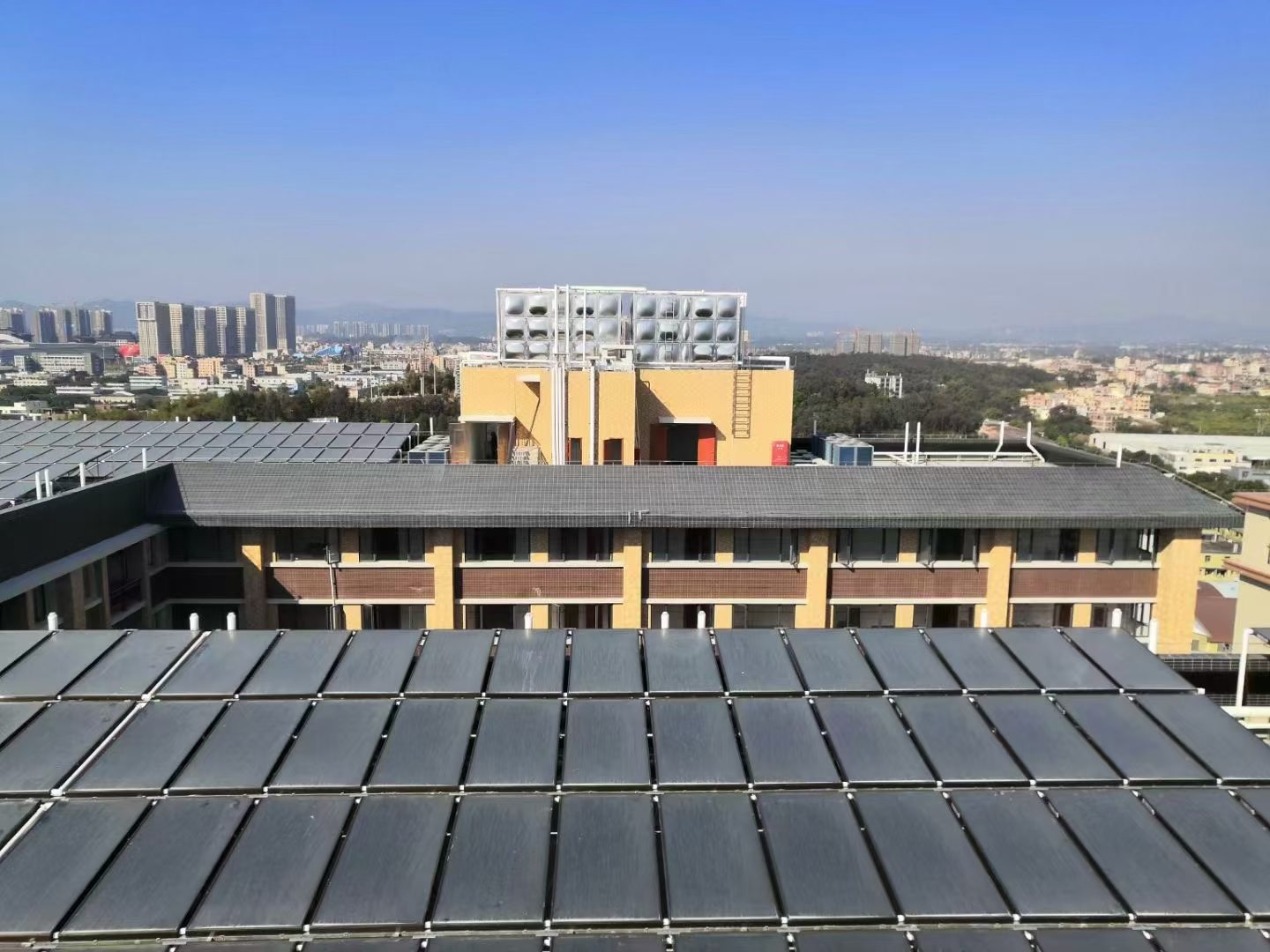 建筑屋面太阳能集热系统全景