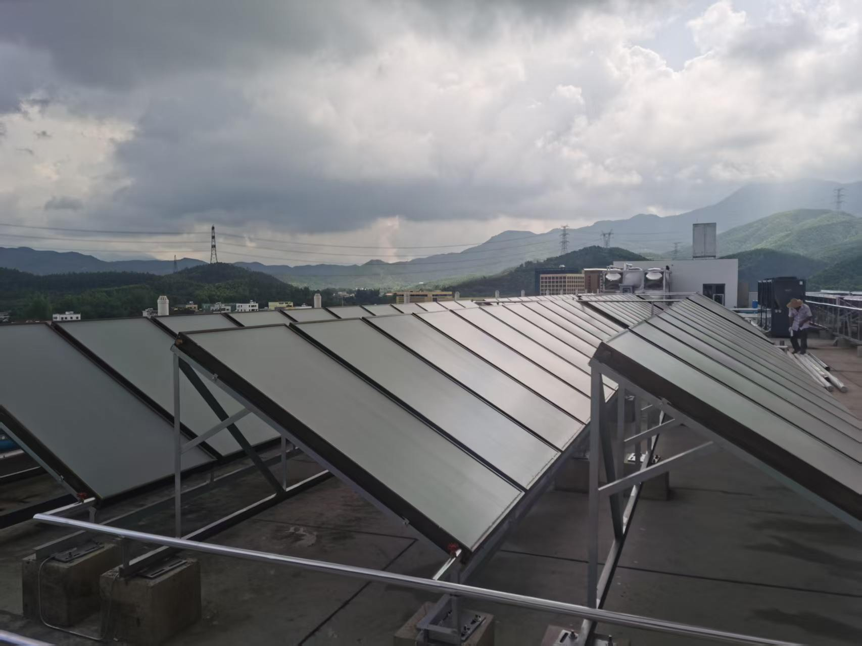屋面平板太阳能集热器与热泵设备组合安装现场