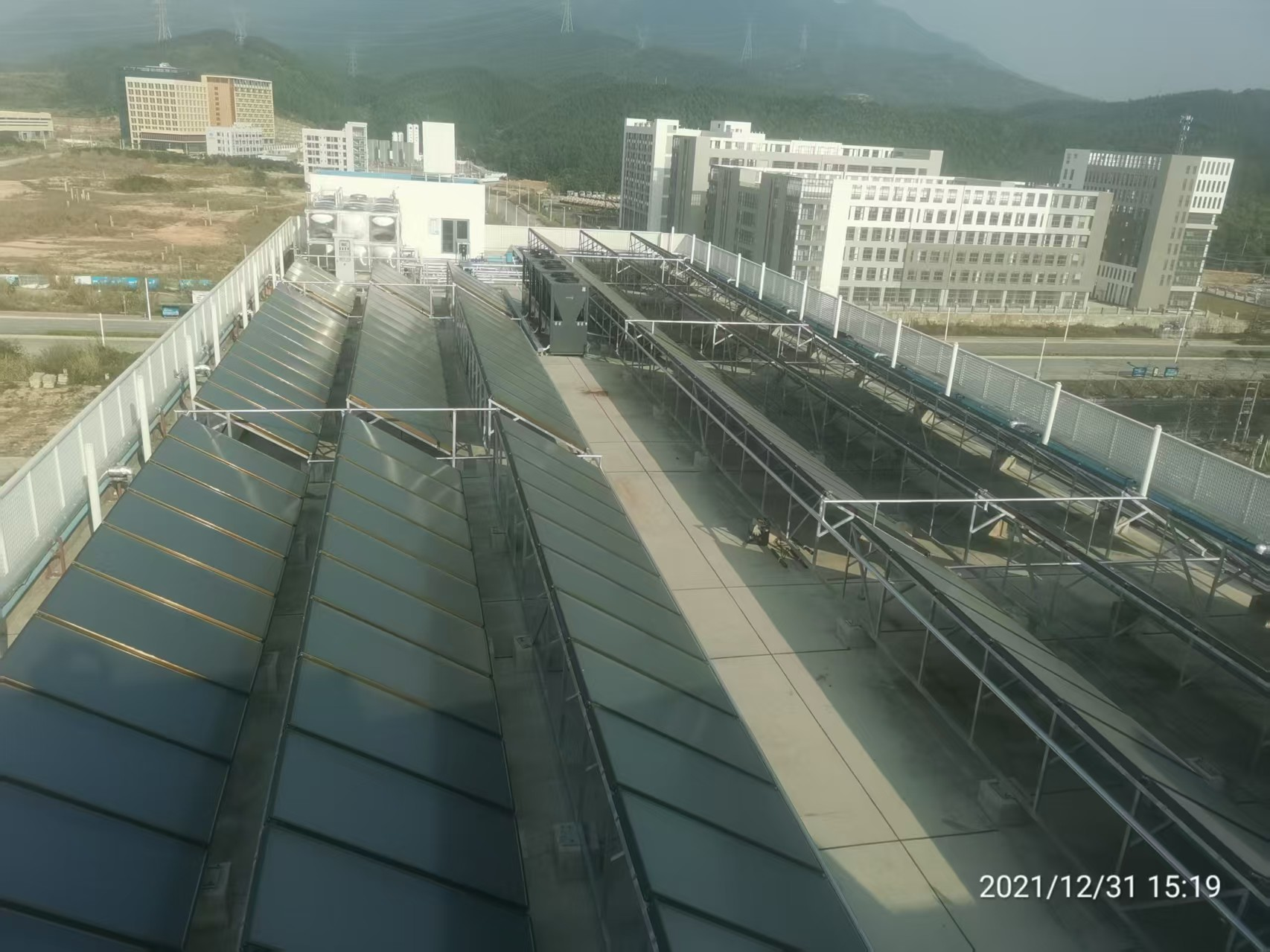 屋面平板太阳能集热器阵列和空气能热泵设备