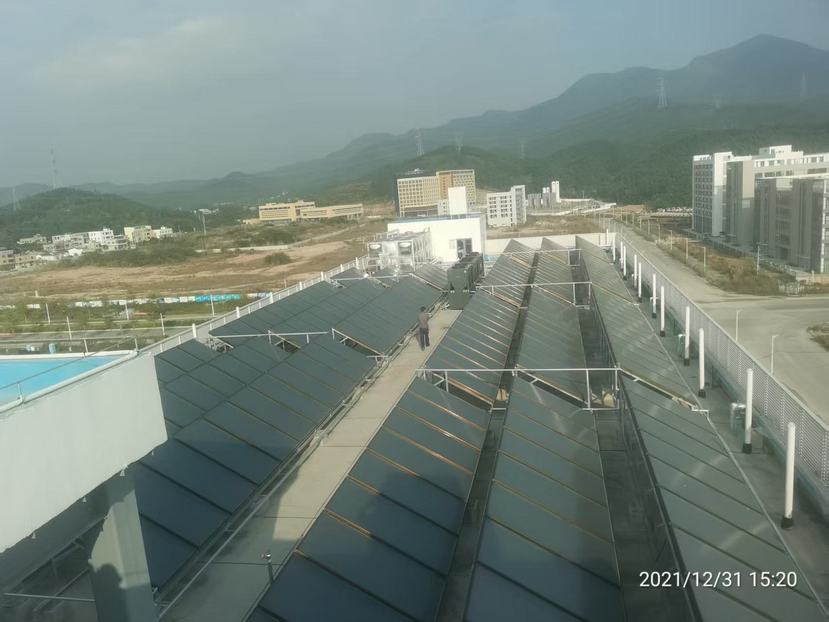平板太阳能集热器与空气能热泵组合供热系统全景