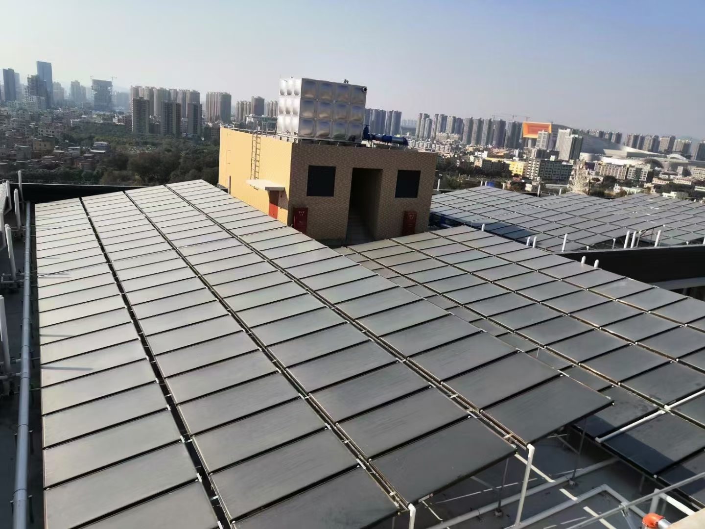 大型屋面太阳能集热器阵列