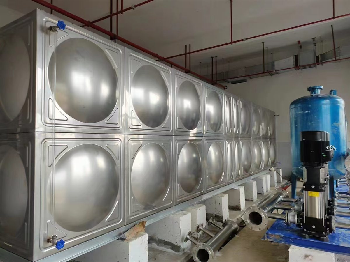 方形组合水箱与泵组施工现场